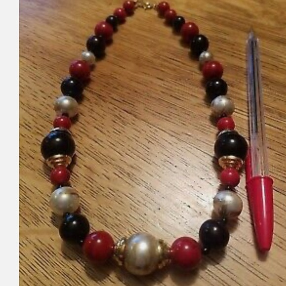 Vintage Avon necklace red, black, and white. Different size beads. - Picture 10 of 10